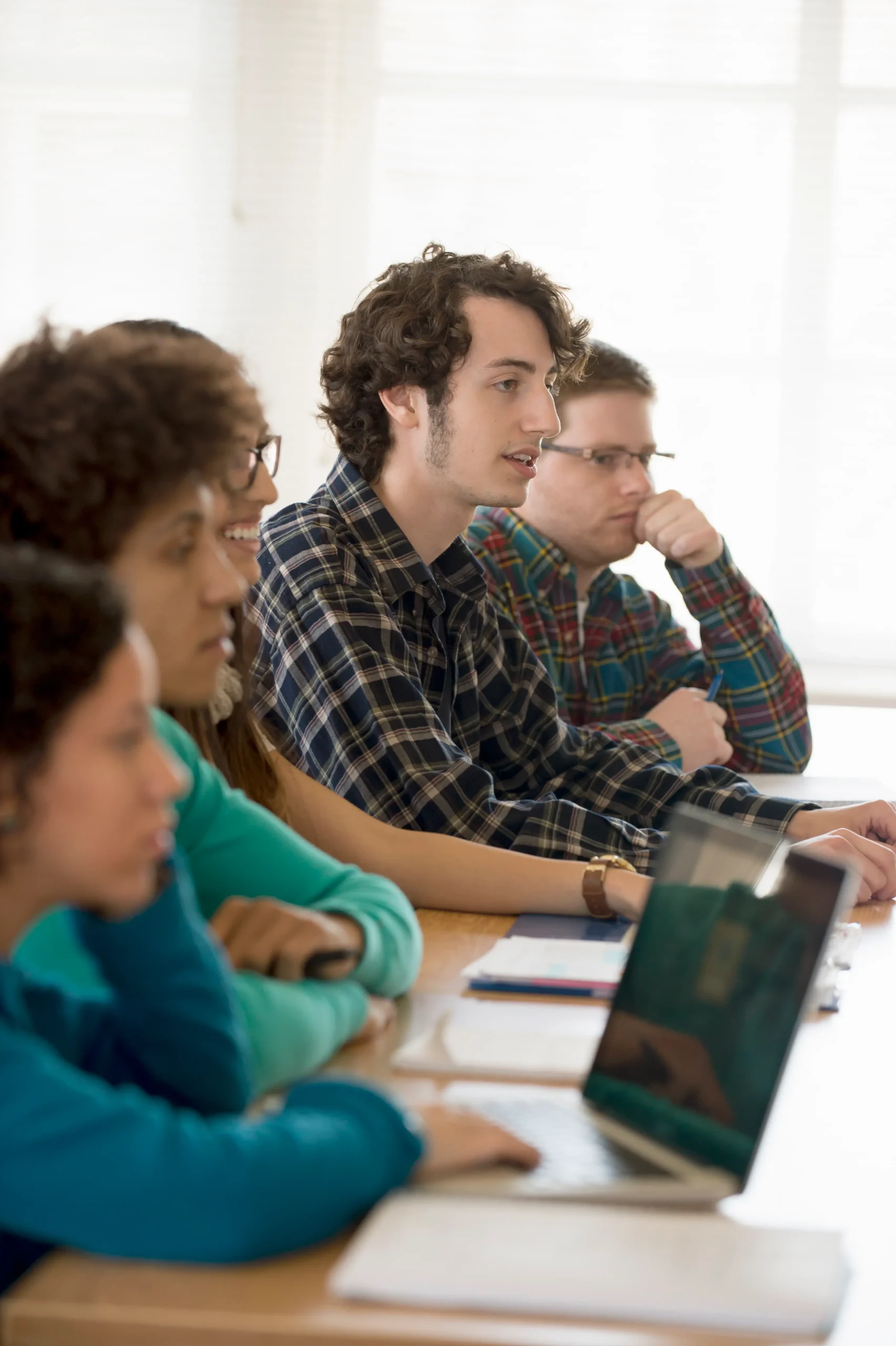 adolescentes sentados en clase